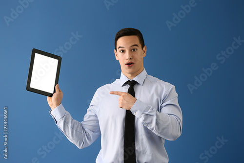 Young businessman with tabl...