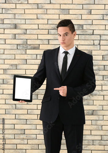 Young businessman with tabl...