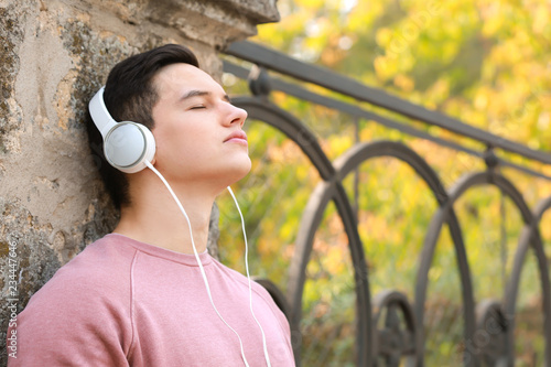 Young man listening to musi...