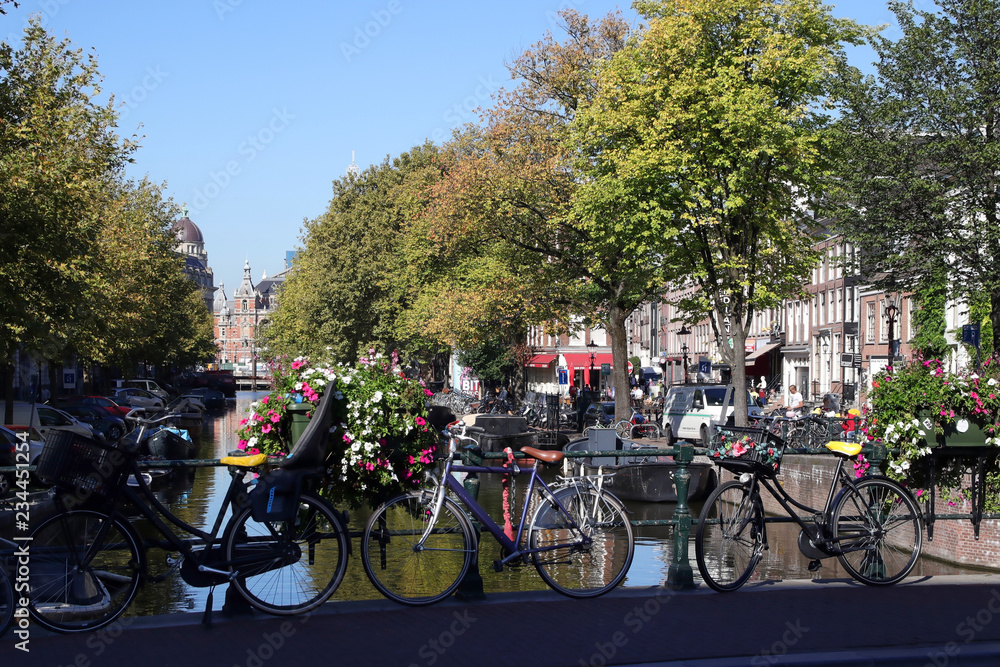 Obraz premium most i rowery w amsterdamie
