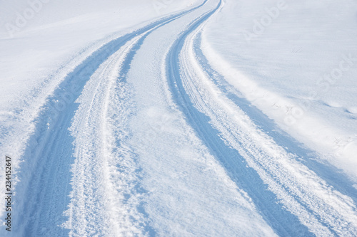 winterliche kurvige Landstraße , Hintergrund © SusaZoom