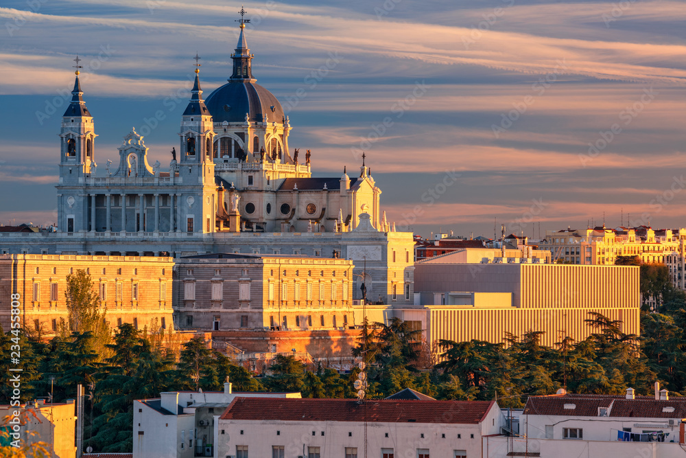 Fototapeta premium Madrid. Image of Madrid skyline with Santa Maria la Real de La Almudena Cathedral and the Royal Palace during sunset.
