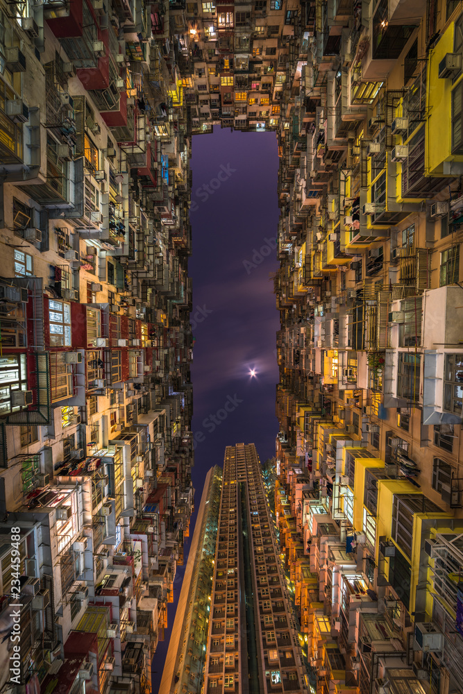 Fototapeta premium Przepełniony budynek mieszkalny w Hongkongu
