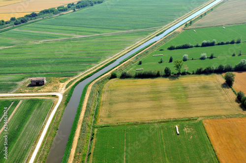 veduta aerea di un canale di irrigazione per agricoltura in provincia di Reggio Emilia, Italy