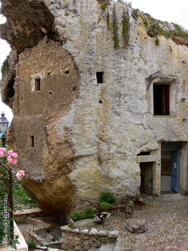 Ungewöhnliches Wohnhaus in den Fels gehauen © Gnther