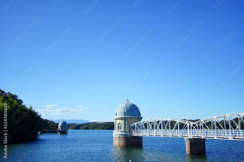 多摩湖の第一取水塔と青空stock Photo Adobe Stock