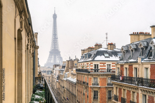 Blick auf den Eiffelturm im Winter, Paris, Frankreich