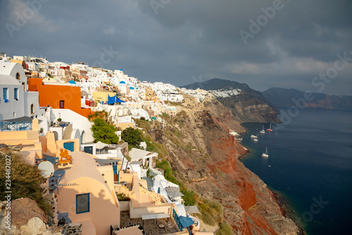 Biała architektura Oia wioska na Santorini wyspie, Grecja