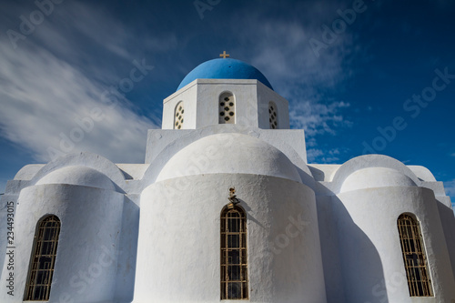 La chiesa di Santa Teodosia a Pyrgos Kallistis, isola di Santorini GR photo