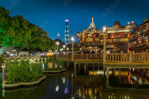 Photography 上海豫園 Yu Garden, Shanghai, China and Shanghai Center as a background