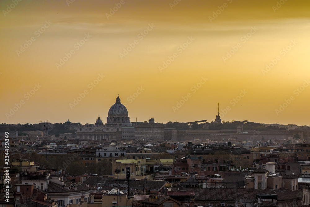 Skyline von Rom und Petersdom im Abendlicht