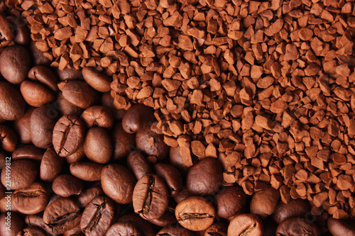  38/5000 rastvorimyy kofe i kofeynyye zerna. Fon instant coffee and coffee beans. Background photo