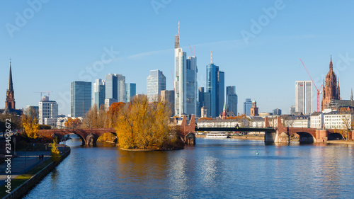 Frankfurt am Main, Blick auf die Skyline von der Ignatz-Bubis-Brücke. 18. November 2018.