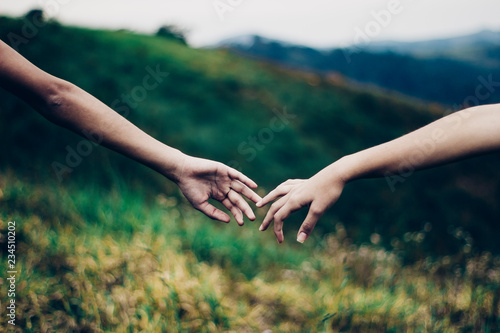 holding hands © gabrielvenzi