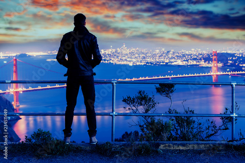 Photography homme contemplant le golden gate bridge