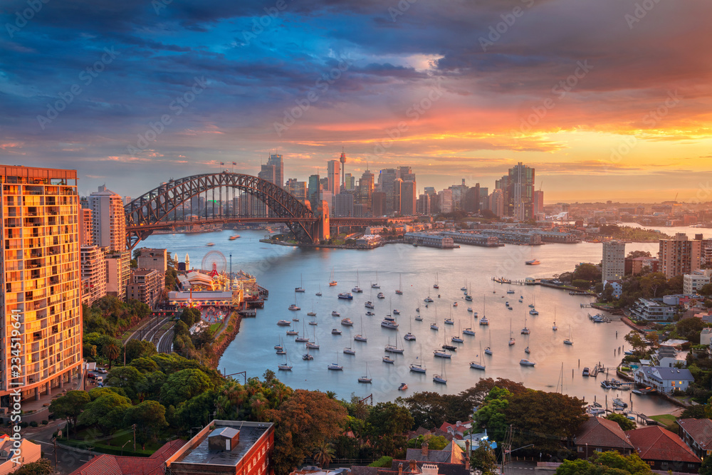 Naklejka premium Sydnej. Pejzaż miejski z Sydney w Australii z Harbour Bridge i panoramą Sydney podczas zachodu słońca.