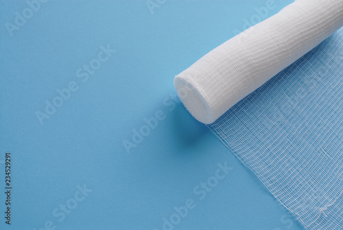 Canvastavla Sterile bandage on blue.