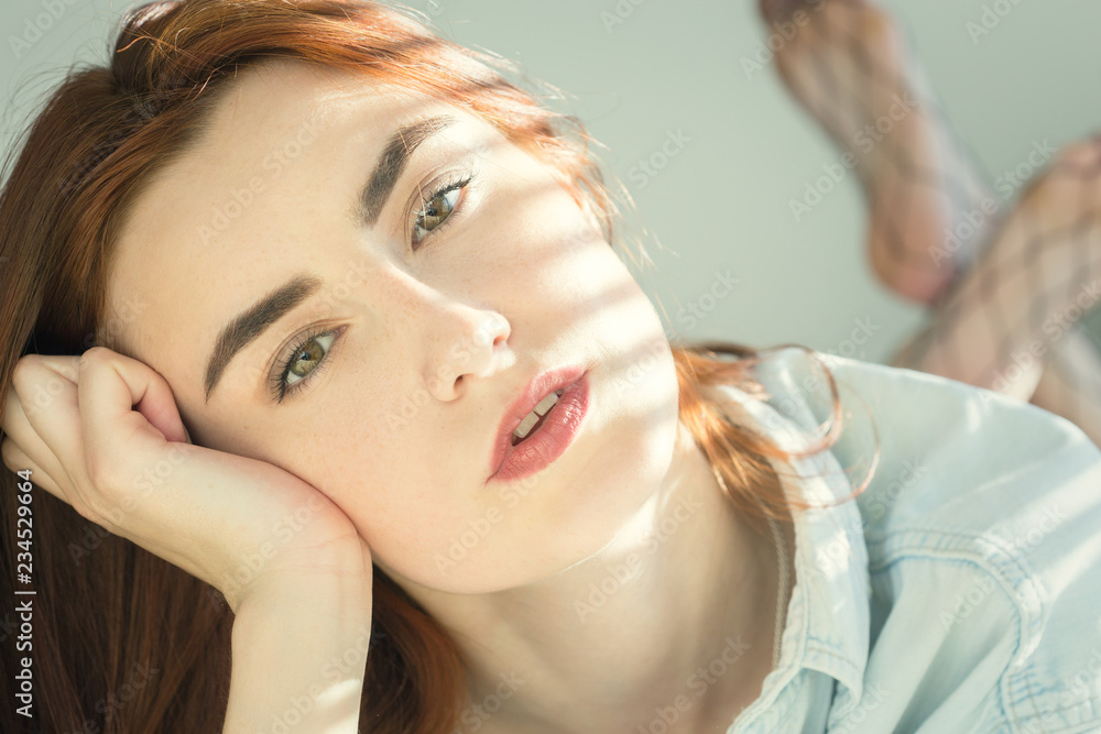 Fototapeta premium girl in sunlight