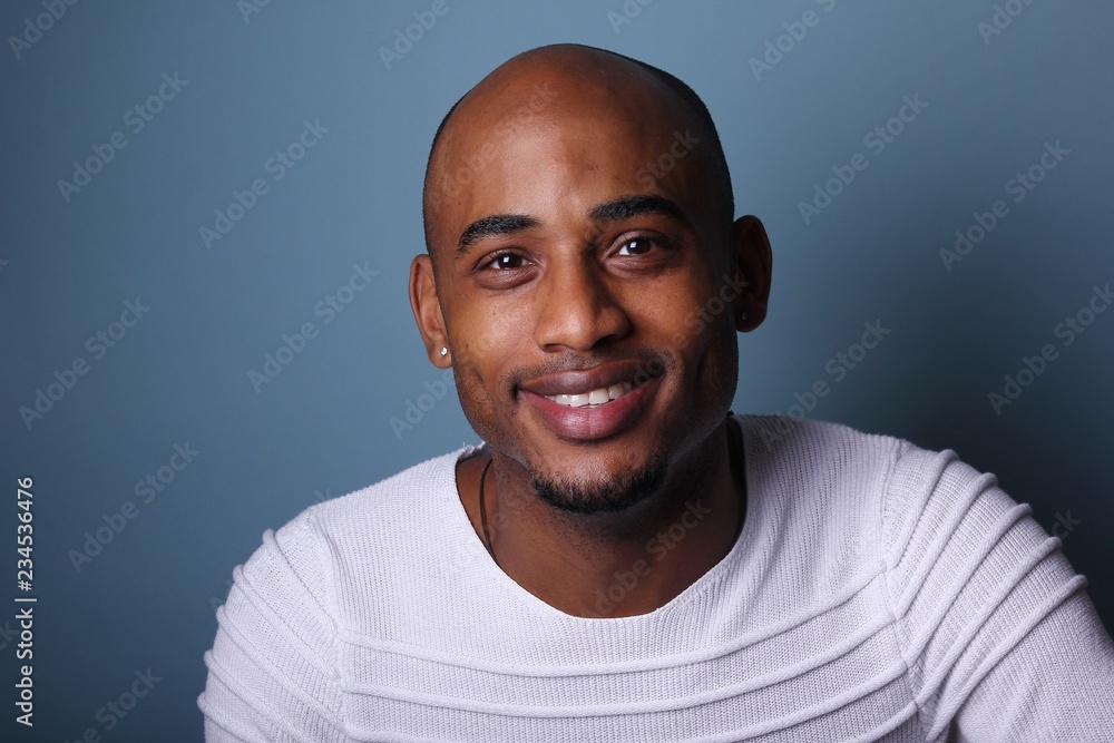 Obraz premium Black man in front of a colored background
