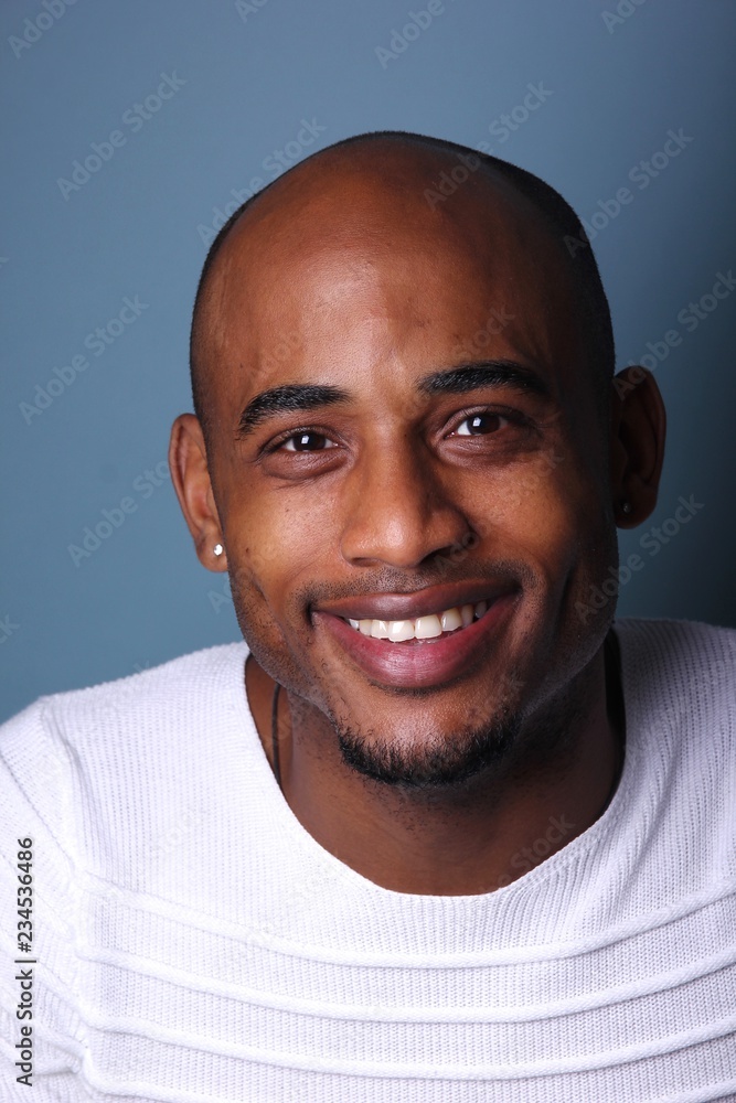 Obraz premium Black man in front of a colored background