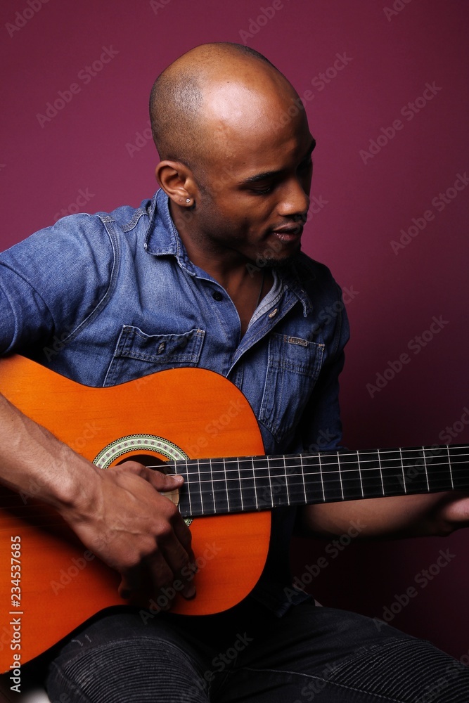 Obraz premium Black man in front of a colored background