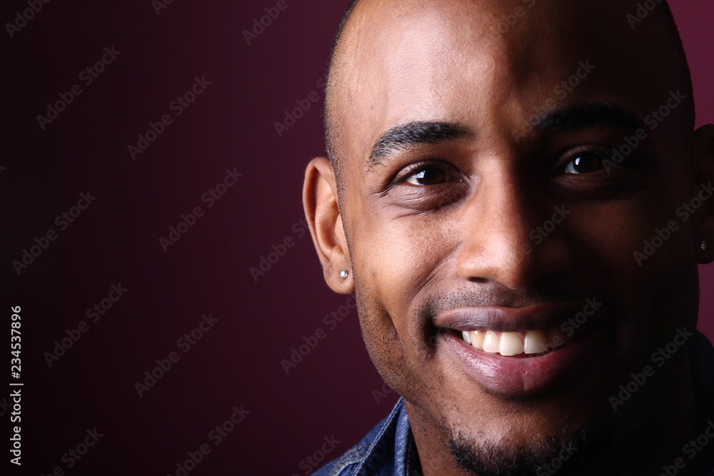 Fototapeta premium Black man in front of a colored background