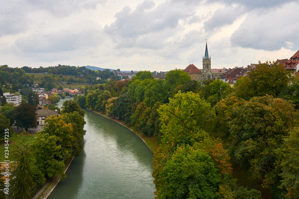 Obraz premium Aare river view from Kornhaus bridge in autumn rainy day. Bern, Switzerland.