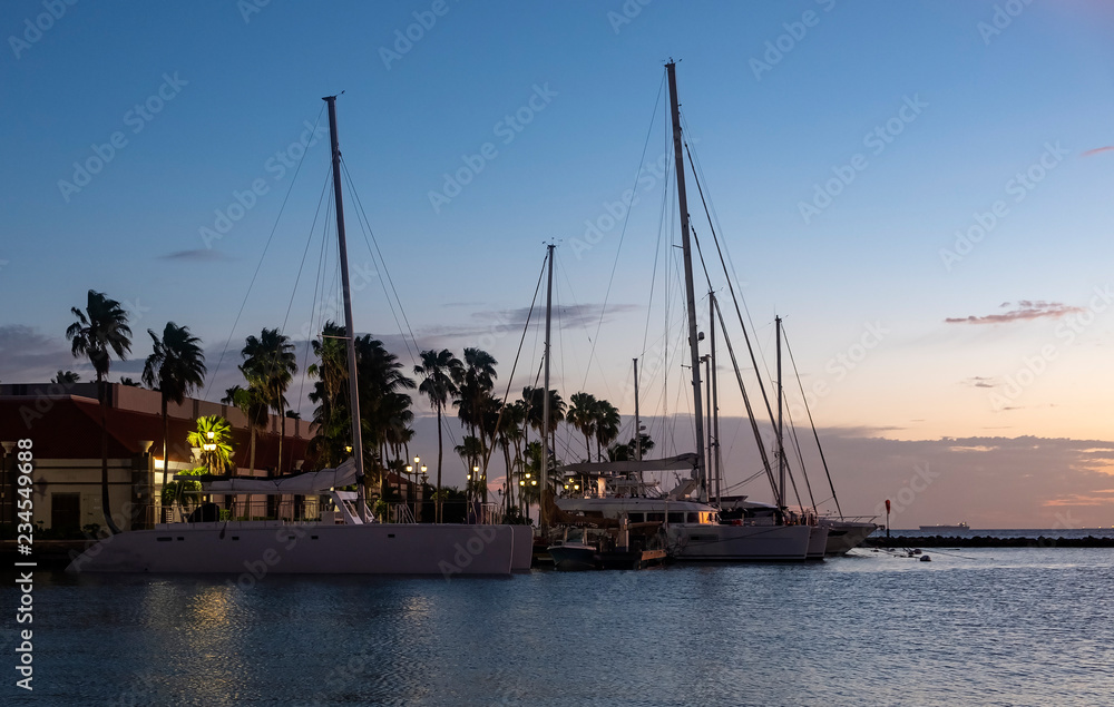 Fototapeta premium Silhouette of Renaissance Harbor in Aruba at Sunset
