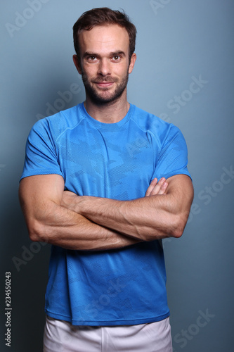 Sportive man in front of a colored background
