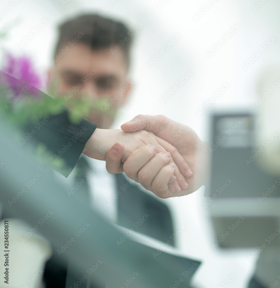 Naklejka premium business background.blurred image of business partners shaking hands