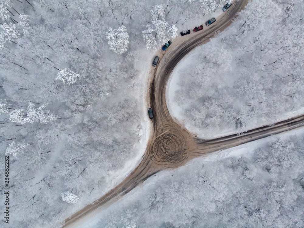 vereiste Straße und Kreuzung im Winter, Luftaufnahme