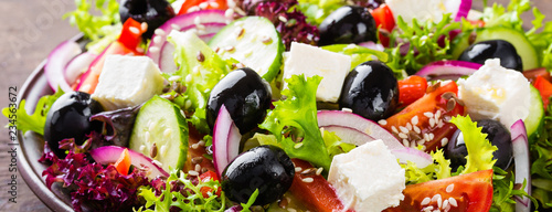Fotografia Greek salad with fresh vegetables and feta cheese
