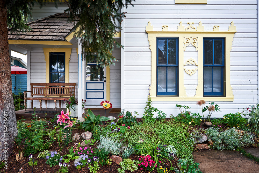 Φωτογραφία a colorful old house with a garden of flowers