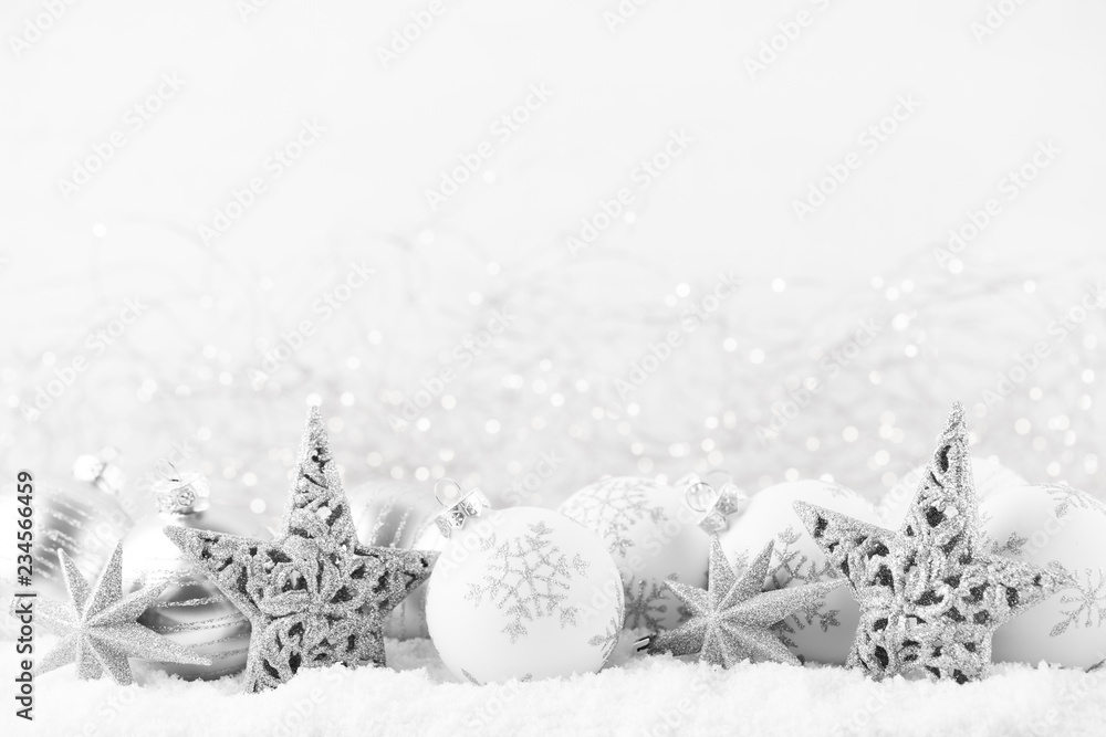 Fototapeta Świąteczna kartka z pozdrowieniami. Świąteczna dekoracja na srebrnym tle Bokex. Koncepcja nowego roku. Skopiuj miejsce Leżał płasko. Widok z góry.