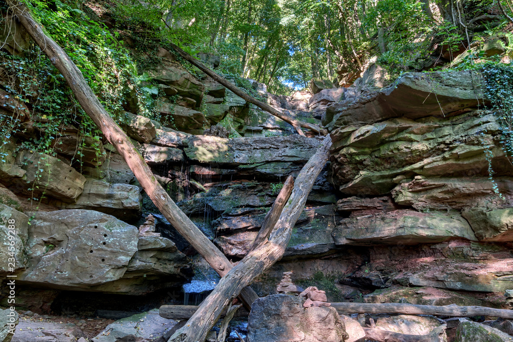 Felsformation in der Magarethenschlucht bei Neckargerach im Odenwald Felsformation in der Magarethenschlucht bei Neckargerach im Odenwald