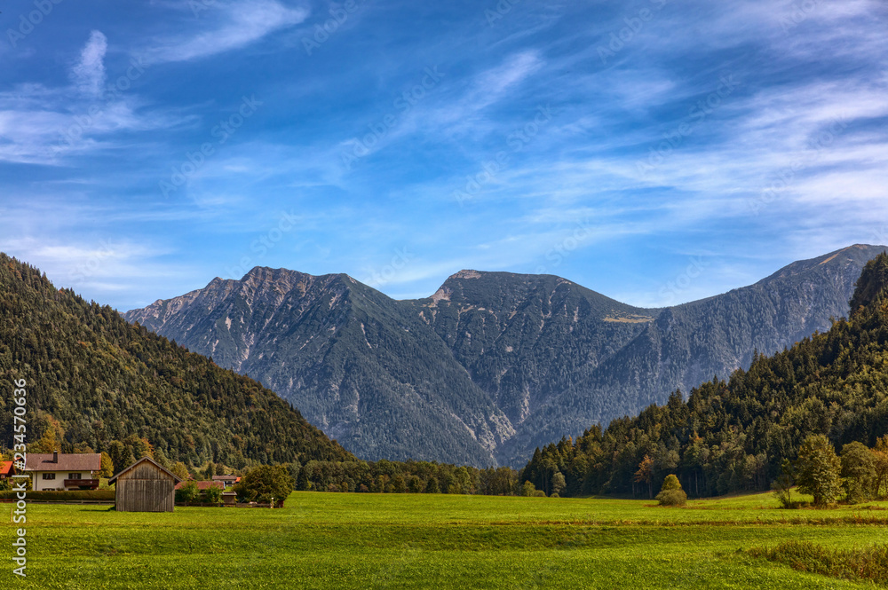 Obraz premium Aussicht auf die Berge nahe Oberammergau