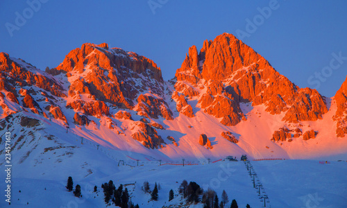 vette innevate al tramonto