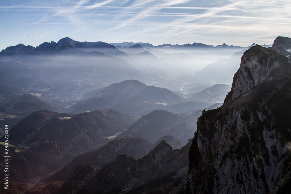 Naklejka Alpejski krajobraz w pobliżu Salzburga we mgle