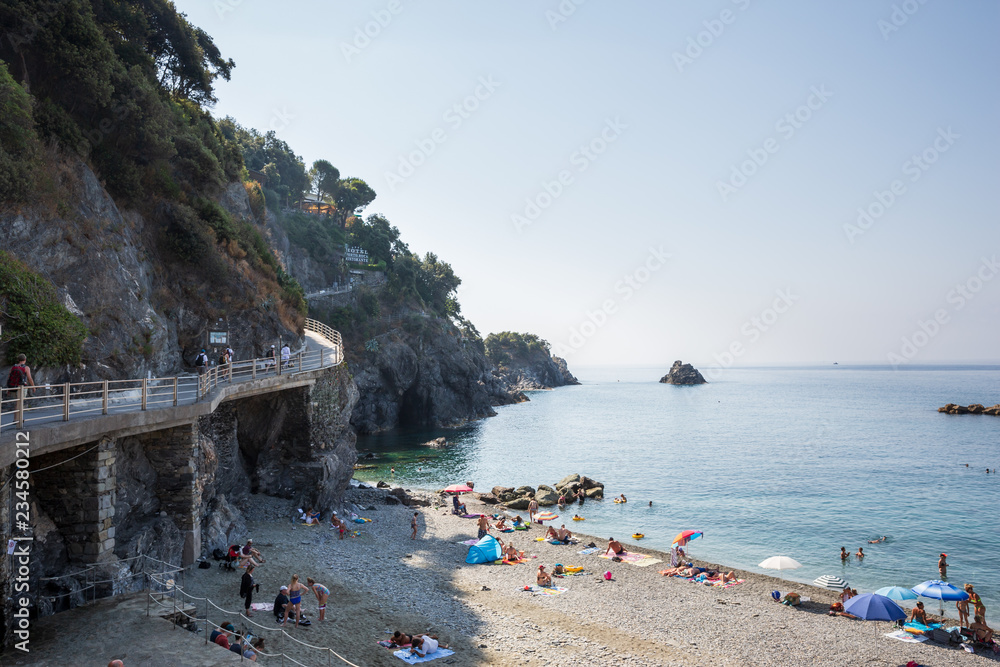 Φωτογραφία View of the start of the walking trail at Monterosso al Mare between the other t