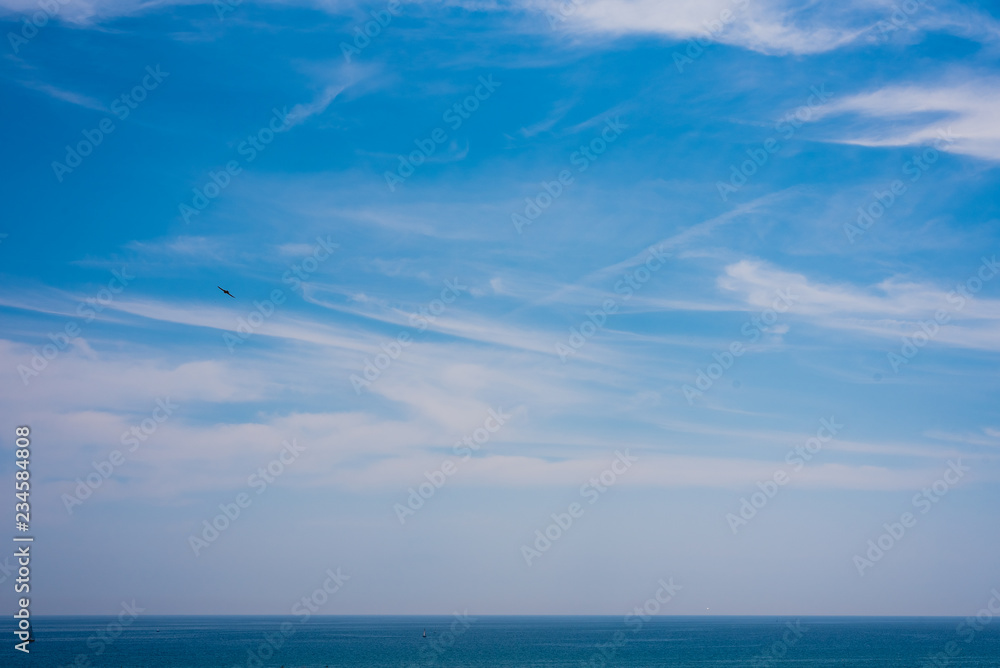 Obraz premium View of sky and sea with the horizon a summer day.