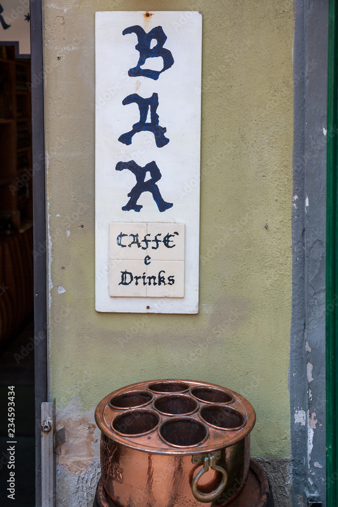 Φωτογραφία Bar sign in the beautiful Cinque Terre town of Vernazza