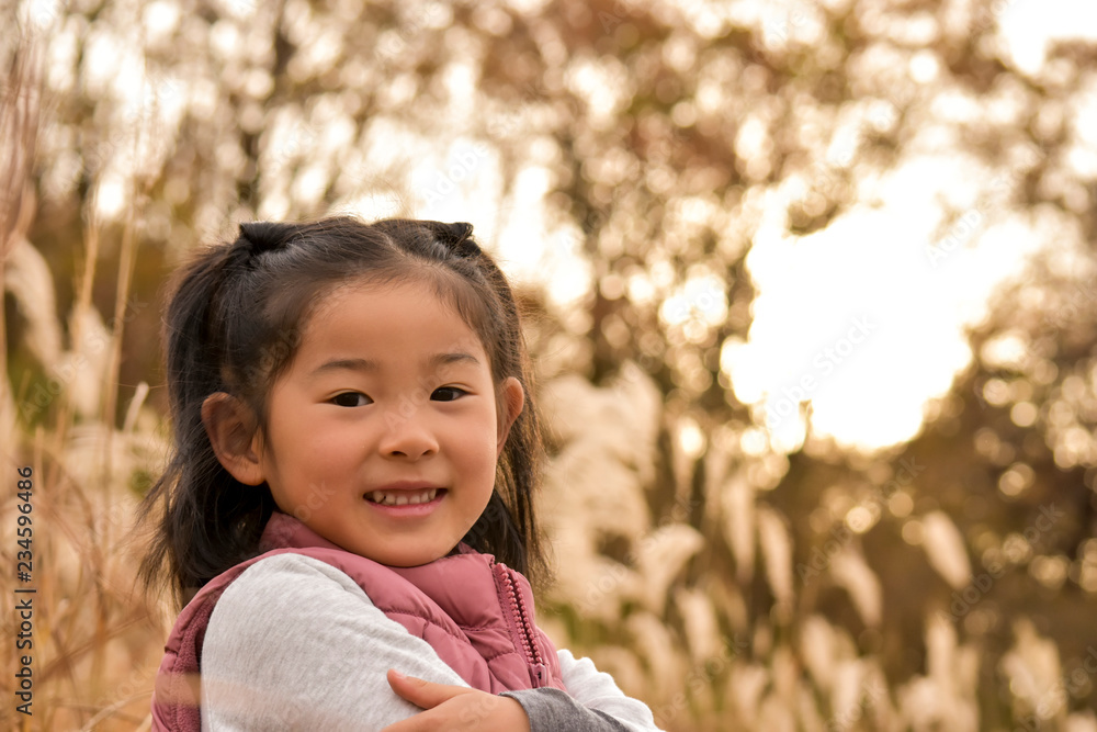 ススキと子ども