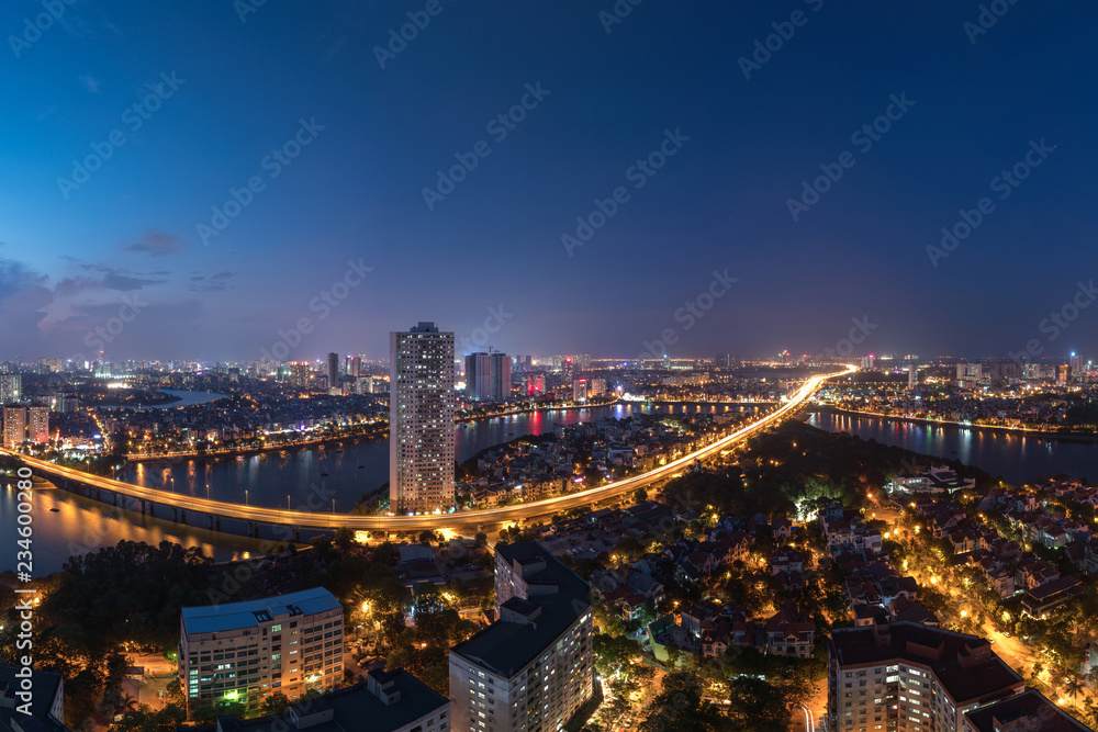 Fototapeta premium Widok na panoramę Hanoi nad jeziorem Linh Dam, Belt Road nr 3. Pejzaż miejski Hanoi w okresie zachodu słońca