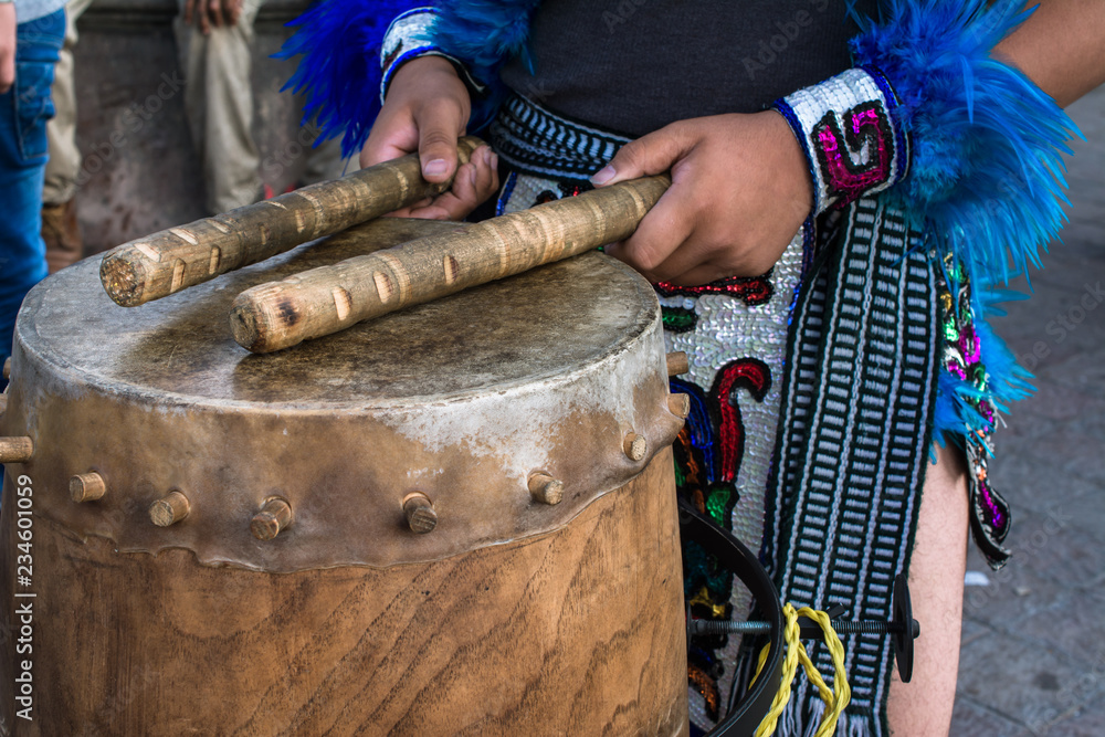 Un joven toca el tambor en la danza mexicana. Stock Photo | Adobe Stock