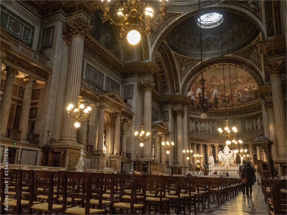 intérieur de l'église de la Madeleine à Paris intérieur de l'église de la Madeleine à Paris