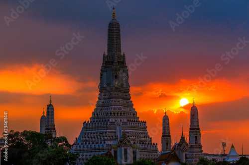 Wat Arun Ratchawararam Ratchawaramahawihan- Bangkok: Location at Chao Phraya River cruise tourists, dining on the boat and watch the evening light on the river, in Phranakhon, Thailand © bangprik