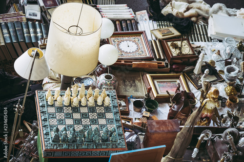 Objets chez un antiquaire, jeu d'échec ancien photo