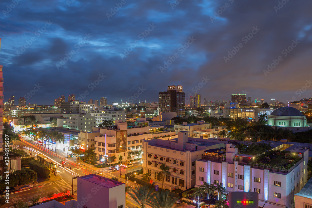 Fototapeta premium Miami, USA, Wieczór w Miami. Wieczorem życie na plaży w Miami przenosi się do restauracji i barów.