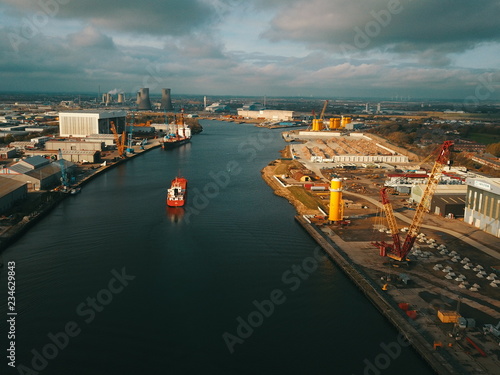 Obraz na płótnie iconic river tees showing area around the transporter bridge and teesside industry w salonie