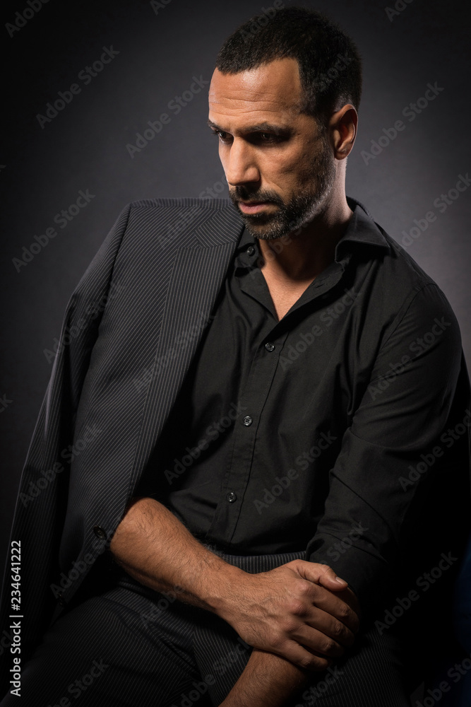 Mann mit schwarzem Anzug schaut traurig